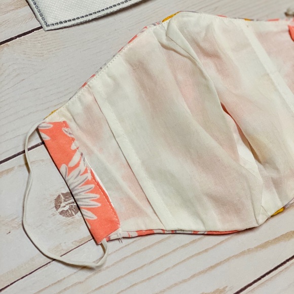 🔥3/$20🔥Daisy Pattern Face Mask With Filter - Picture 5 of 5